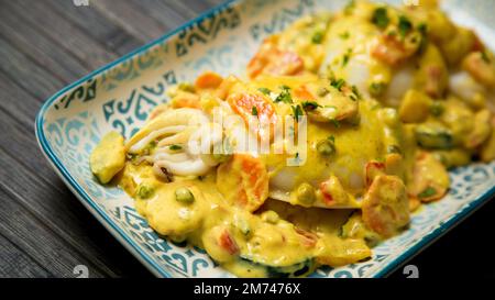 Seppie con salsa al curry e verdure. Foto Stock