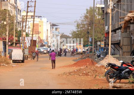 Dicembre 17 2022 - Bidar, Karnataka in India: La strada vive in una piccola città dell'India centrale Foto Stock