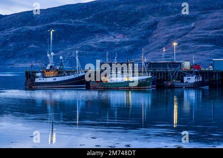 Barche da pesca ormeggiate nel porto di Ullapool all'alba - Ullapool, Wester Ross, Highland, Scozia, Regno Unito Foto Stock