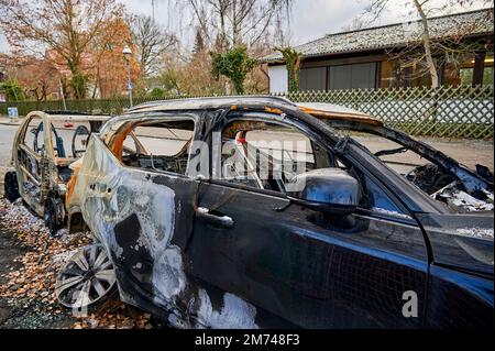 Berlino, Germania - 12 dicembre 2022: Naufragi di due auto bruciate sul lato della strada. Foto Stock