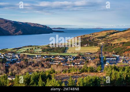 Vista sopraelevata della strada NC500 (A835) in direzione nord fuori Ullapool da Ullapool Hill (Meall Mor) - Ullapool, Wester Ross, Highland, Scozia, Regno Unito Foto Stock