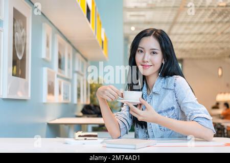 Una giovane donna per godersi il tempo libero Foto Stock