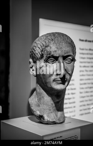 Foto in bianco e nero di una statua del Museo romano-germanico di Colonia Foto Stock