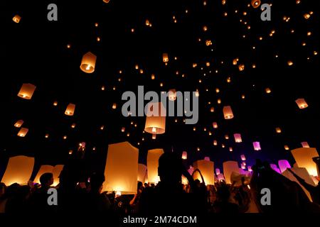 Lanterne del cielo, lanterne volanti, lanterne galleggianti, mongolfiere Loy Krathong Festival a Chiang mai Thailandia. Foto Stock