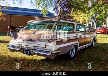 1957 Mercury Colony Park ‘501 XVK’ in mostra allo Scramble di ottobre tenutosi presso il Bicester Heritage Centre il 9th ottobre 2022. Foto Stock