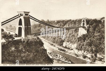 Bristol, Inghilterra. Circa. inizio 1950s. Cartolina vintage intitolata "Clifton Suspension Bridge and Leigh Woods". La scheda raffigura anche la vaporiera a pale, P.S. Bristol Queen passando sotto il ponte. Foto Stock
