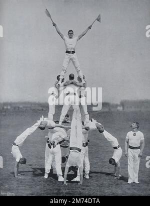 "L'allenamento fisico del soldato". 1895. Un'esposizione del personale della palestra Aldershot. Aldershot è il centro principale del sistema istruttivo, sotto l'abile supervisione dell'ispettore di Gymnasia Armata, Colonnello G. M. Fox, in ritardo dell'orologio nero. Sotto il sergente Patterson, gli Aldershot Gymnasts stanno provando il loro ‘tour de force’, per il Torneo militare reale. Foto Stock