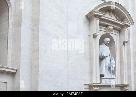 Muro di marmo con statua . Scultura di San Basilica di Pietro in Vaticano . Scultura del sacerdote Luigi Giovanni Orione Foto Stock