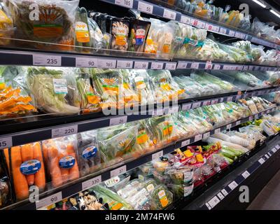 Bangkok, Thailandia - 12 novembre 2022: Vari di frutta fresca su scaffale in moderno supermercato. Foto Stock