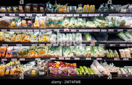 Bangkok, Thailandia - 12 novembre 2022: Vari di frutta fresca su scaffale in moderno supermercato. Foto Stock
