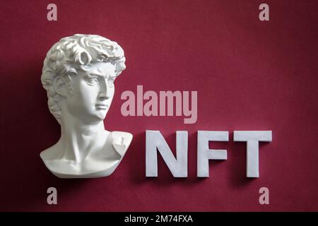 David Statua e NFT concetto di arte digitale e criptovaluta online Foto Stock