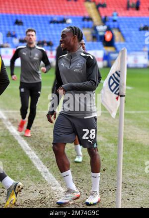 Bolton, Regno Unito. 07th Jan, 2023. Plymouth Argyle centrocampista Jay Matete (28) riscaldamento durante la partita Sky Bet League 1 Bolton Wanderers vs Plymouth Argyle all'Università di Bolton Stadium, Bolton, Regno Unito, 7th gennaio 2023 (Foto di Stanley Kasala/News Images) a Bolton, Regno Unito il 1/7/2023. (Foto di Stanley Kasala/News Images/Sipa USA) Credit: Sipa USA/Alamy Live News Foto Stock