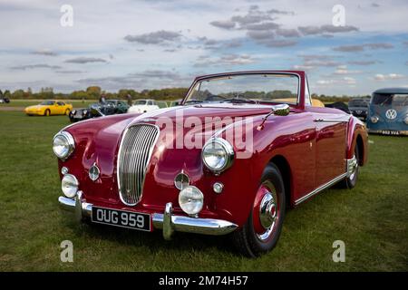 1955 Aston Martin Lagonda ‘OUG 959’ in mostra allo Scramble di ottobre tenutosi presso il Bicester Heritage Centre il 9th ottobre 2022 Foto Stock