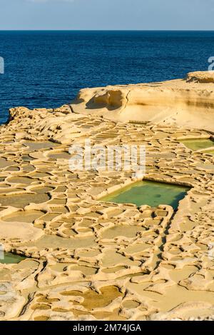 Saline tradizionali nella baia di Xwejni sull'isola di Gozo, Malta . Foto Stock