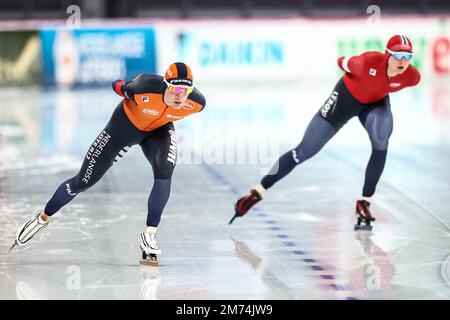 HAMAR - Beau Snellink e Sander Eitrem (NOR) nei 5000 metri maschili in giro durante i Campionati europei di pattinaggio di velocità ISU presso la Sala Olimpica di Hamar il 7 gennaio 2023 ad Hamar, Norvegia. ANP VINCENT JANNINK olanda fuori - belgio fuori Foto Stock