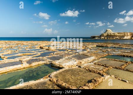 Saline tradizionali nella baia di Xwejni sull'isola di Gozo, Malta . Foto Stock