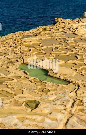 Xwejni Bay, Malta Saline tradizionali sulla spiaggia dell'isola di Gozo. Foto Stock