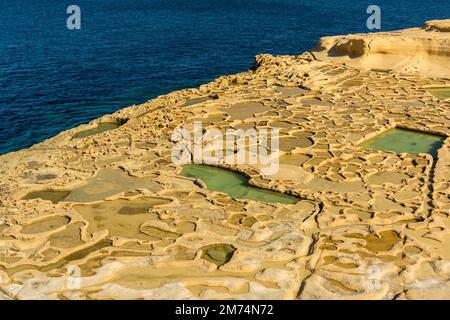 Xwejni Bay, Malta Saline tradizionali sulla spiaggia dell'isola di Gozo. Foto Stock