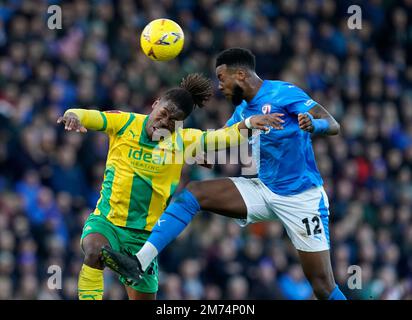 Chesterfield, Regno Unito. 7th Jan, 2023. Brandon Thomas-Asante di West Bromwich Albion sfida Tyrone Williams di Chesterfield durante la partita della fa Cup al Technique Stadium, Chesterfield. Il credito per le immagini dovrebbe essere: Andrew Yates/Sportimage Credit: Sportimage/Alamy Live News Foto Stock