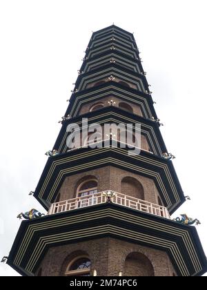 Immagine in formato ritratto della pagoda in stile cinese nei Kew Gardens di Londra Foto Stock