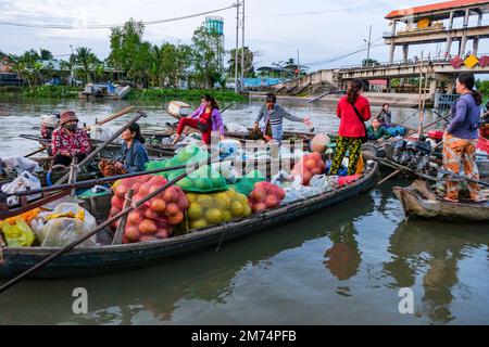 CAN Tho, Vietnam - 4 gennaio 2023: Venditori di frutta e verdura al mercato galleggiante Phong Dien nel delta del fiume Mekong a Can Tho, Vietnam. Foto Stock