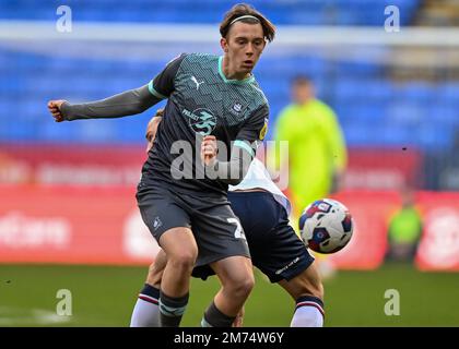 Bolton, Regno Unito. 07th Jan, 2023. Plymouth Argyle centrocampista Callum Wright (26) battaglie per la palla durante la partita Sky Bet League 1 Bolton Wanderers vs Plymouth Argyle all'Università di Bolton Stadium, Bolton, Regno Unito, 7th gennaio 2023 (Foto di Stanley Kasala/News Images) a Bolton, Regno Unito il 1/7/2023. (Foto di Stanley Kasala/News Images/Sipa USA) Credit: Sipa USA/Alamy Live News Foto Stock