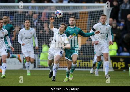 Birkenhead, Regno Unito. 07th Jan, 2023. Chris Merrie di Tranmere Rovers si presenta davanti a Will Randall di Sutton United. EFL Skybet Football League Two match, Tranmere Rovers contro Sutton Utd al Prenton Park, Birkenhead, Wirral sabato 7th gennaio 2023. Questa immagine può essere utilizzata solo per scopi editoriali. Solo per uso editoriale, licenza richiesta per uso commerciale. Nessun uso in scommesse, giochi o un singolo club / campionato / giocatore publications.pic di Chris Stading / Andrew Orchard sport fotografia / Alamy Live News Credit: Andrew Orchard sport fotografia / Alamy Live News Foto Stock