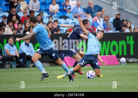 Bozhidar Kraev di Wellington compete per la palla con Adrian Segecic del Sydney FC durante la partita tra il Sydney FC e Wellington allo stadio Allianz il 7 gennaio 2023 a Sydney, Australia Foto Stock