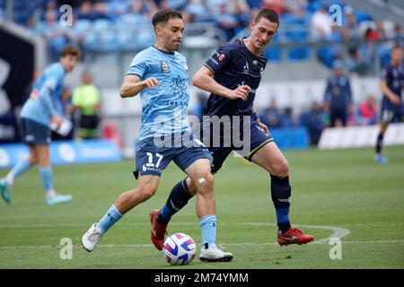 Bozhidar Kraev di Wellington compete per la palla con Anthony Caceres del Sydney FC durante la partita tra il Sydney FC e Wellington allo stadio Allianz il 7 gennaio 2023 a Sydney, Australia Foto Stock