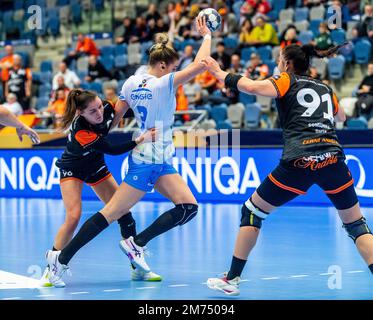 Chomutov, Repubblica Ceca. 07th Jan, 2023. Da sinistra Veronika Mikulaskova di DHK Banik Most e Hegh Emilie Arntzen di CSM Bucarest e Daria Somionka di DHK Banik Most in azione durante la Women's Handball Champions League 10th round Un gioco di gruppo: Most vs CSM Bucarest a Chomutov, Repubblica Ceca, 7 gennaio 2023. Credit: Ondrej Hajek/CTK Photo/Alamy Live News Foto Stock