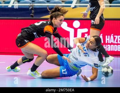 Chomutov, Repubblica Ceca. 07th Jan, 2023. Da sinistra Veronika Mikulaskova di DHK Banik Most e Elizabeth Omoregie di CSM Bucarest in azione durante la Women's Handball Champions League 10th round Un gioco di gruppo: Most vs CSM Bucarest a Chomutov, Repubblica Ceca, 7 gennaio 2023. Credit: Ondrej Hajek/CTK Photo/Alamy Live News Foto Stock