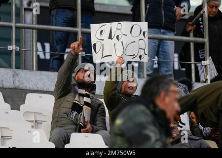 Torino, Italia. 30th Nov 2022. Torino. Banner in memoria di Gianluca Vialli davanti alla Lega Serie A Tim match valido per il campionato 2022/2023 Juventus vs Udinese allo Stadio Allianz nella foto: Credit: Independent Photo Agency/Alamy Live News Foto Stock