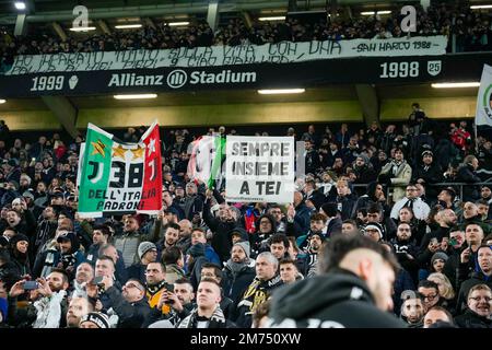 Torino, Italia. 30th Nov 2022. Torino. Banner in memoria di Gianluca Vialli davanti alla Lega Serie A Tim match valido per il campionato 2022/2023 Juventus vs Udinese allo Stadio Allianz nella foto: Credit: Independent Photo Agency/Alamy Live News Foto Stock