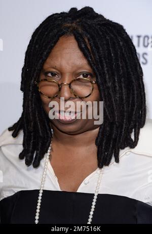 La foto del file datata 02/03/14 di Whoopi Goldberg arriva per il 22nd° festival annuale della Elton John AIDS Foundation Academy Awards Viewing Party al West Hollywood Park di Los Angeles. La signora Goldberg ha detto che ha imparato quanto tempo i "tentacoli dell'odio" possono essere attraverso la storia di Emmettt Till, aggiungendo che l'apparizione nel film era il modo migliore per "suonare l'allarme". Il film intitolato Till si basa sulla vera storia di Mamie Till-Mobley alla ricerca della giustizia per il suo figlio di 14 anni Emmettt, che è stato linciato nel 1955 mentre visitava i suoi cugini in Mississippi. Data di emissione: Sabato 7 gennaio 2023. Foto Stock