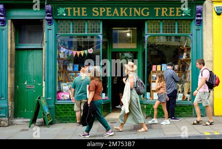 I visitatori e gli acquirenti di vetrine di fronte al negozio Speaking Tree di Glastonbury Foto Stock