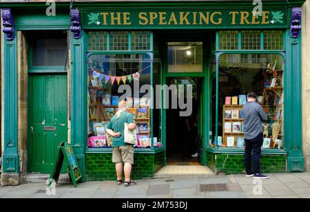 I visitatori e gli acquirenti di vetrine di fronte al negozio Speaking Tree di Glastonbury Foto Stock