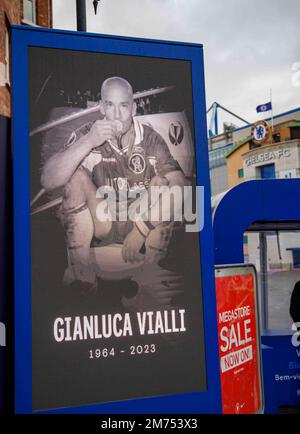 Londra, Regno Unito. 7th Jan, 2023. La gente viene a rendere omaggio a Gianluca Vialli. Fiori e tributi sono lasciati a Stamford Bridge dopo la morte dell'ex giocatore e manager, Gianluca Vialli. Morì il 6th gennaio nel Royal Marsden Hospital, all'età di 58 anni. Ha giocato per Chelsea dal 1996 al 1999, indossando la maglia numero 9 e segnando 21 gol in 58 apparizioni. È stato Manager del giocatore from1998-2000. Ha giocato per l'Italia 59 volte segnando 16 gol. Credit: Notizie dal vivo di Mark Thomas/Alamy Foto Stock