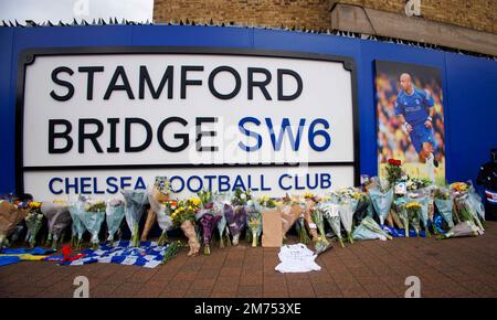 Londra, Regno Unito. 7th Jan, 2023. La gente viene a rendere omaggio a Gianluca Vialli. Fiori e tributi sono lasciati a Stamford Bridge dopo la morte dell'ex giocatore e manager, Gianluca Vialli. Morì il 6th gennaio nel Royal Marsden Hospital, all'età di 58 anni. Ha giocato per Chelsea dal 1996 al 1999, indossando la maglia numero 9 e segnando 21 gol in 58 apparizioni. È stato Manager del giocatore from1998-2000. Ha giocato per l'Italia 59 volte segnando 16 gol. Credit: Notizie dal vivo di Mark Thomas/Alamy Foto Stock