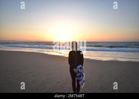 Coucher de soleil et femme au foulard sur la plage de Capbreton (plage de l'Estacade, Capbreton, Landes, Francia Sud-Ovest, Sud-Ouest Francia) Foto Stock
