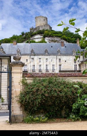 La Roche Guyon villaggio, le sue strade, giardini e castello Foto Stock