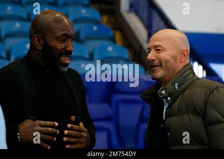 Darren Moore manager di Sheffield Mercoledì parla ad Alan Shearer prima della partita della Emirates fa Cup Third Round Sheffield Mercoledì vs Newcastle United a Hillsborough, Sheffield, Regno Unito, 7th gennaio 2023 (Foto di ben Early/News Images) Foto Stock