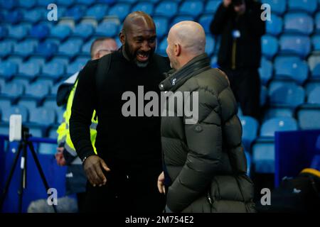 Darren Moore manager di Sheffield Mercoledì parla ad Alan Shearer prima della partita della Emirates fa Cup Third Round Sheffield Mercoledì vs Newcastle United a Hillsborough, Sheffield, Regno Unito, 7th gennaio 2023 (Foto di ben Early/News Images) Foto Stock