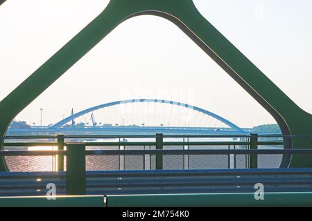 La vista del ponte Apollo attraverso gli archi del Ponte Vecchio sul Danubio a Bratislava, Slovacchia Foto Stock