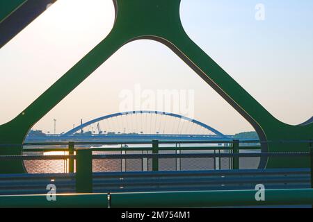 La vista del ponte Apollo attraverso gli archi del Ponte Vecchio sul Danubio a Bratislava, Slovacchia Foto Stock