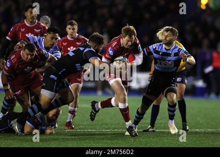 Cardiff, Regno Unito. 07th Jan, 2023. Rhys Patchell delle Scarlet fa una pausa. United Rugby Championship, Cardiff Rugby v Scarlets al BT Sport Cardiff Arms Park di Cardiff, Galles, sabato 7th gennaio 2023. pic di Andrew Orchard/Andrew Orchard sports photography/Alamy Live news Credit: Andrew Orchard sports photography/Alamy Live News Foto Stock