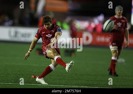 Cardiff, Regno Unito. 07th Jan, 2023. Leigh Halfpenny delle Scarlets dà il via a una conversione. United Rugby Championship, Cardiff Rugby v Scarlets al BT Sport Cardiff Arms Park di Cardiff, Galles, sabato 7th gennaio 2023. pic di Andrew Orchard/Andrew Orchard sports photography/Alamy Live news Credit: Andrew Orchard sports photography/Alamy Live News Foto Stock