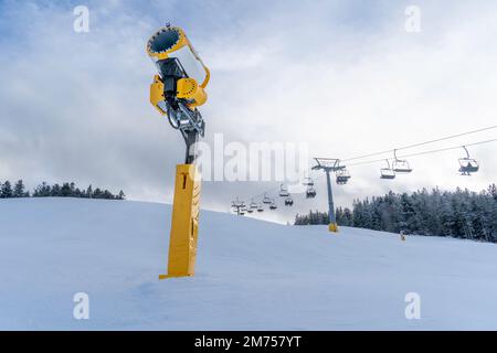 Cannoni da neve artificiali (cannone da neve) sulle piste da sci delle Alpi, Austria. Queste macchine sono utilizzate per compensare le basse nevicate producendo s artificiali Foto Stock