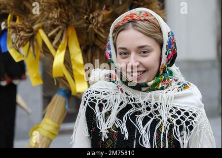 Lviv, Ucraina. 06th Jan, 2023. Una donna Ucraina posa per una foto durante una parata nel centro di Lviv. Gli ucraini hanno partecipato a una sfilata nel centro di Leopoli mentre i credenti celebrano la Giornata Ortodossa di Natale secondo il vecchio calendario Giuliano del 07 gennaio. (Foto di Mykola TYS/SOPA Images/Sipa USA) Credit: Sipa USA/Alamy Live News Foto Stock