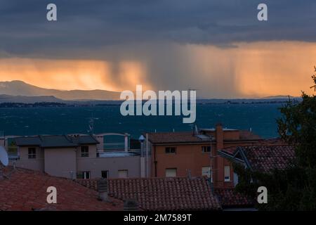 Giornata piovosa sul Lago di Garda Foto Stock