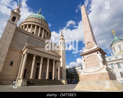 Chiesa di San Nicola e Obelisco, Piazza del mercato Vecchio, Potsdam, Brandeburgo, Germania, Europa Foto Stock